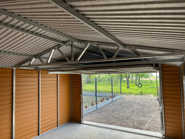 Plechová garáž 4×5,5 m – Zlatý dub / RAL 7016 2