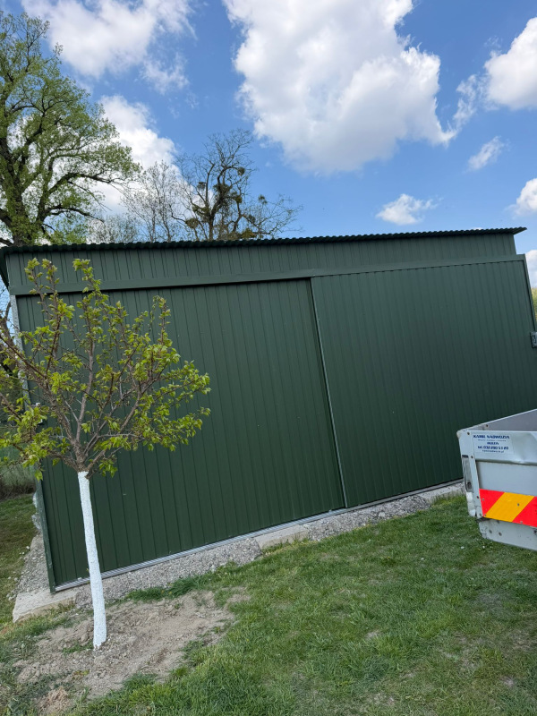 Plechová garáž 6x4 m – zelená matná, posuvná brána, výška 2,9 m 1