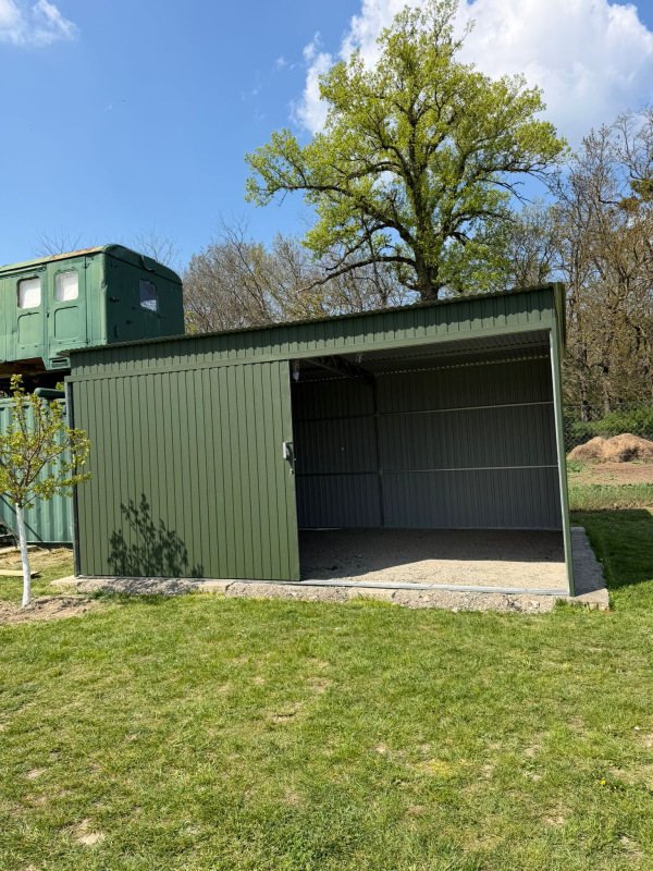 Plechová garáž 6x4 m – zelená matná, posuvná brána, výška 2,9 m 2