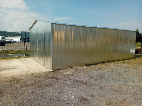 Plechová pozinkovaná hala 5×10 m – pevné riešenie za výhodnú cenu