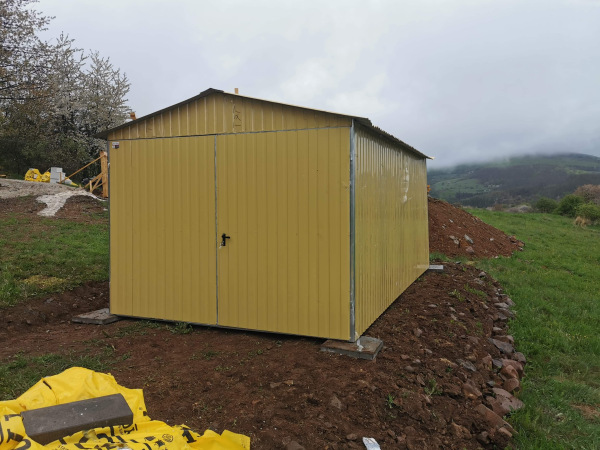 Plechová garáž 3x6 m piesková RAL1002 so sedlovou strechou 4