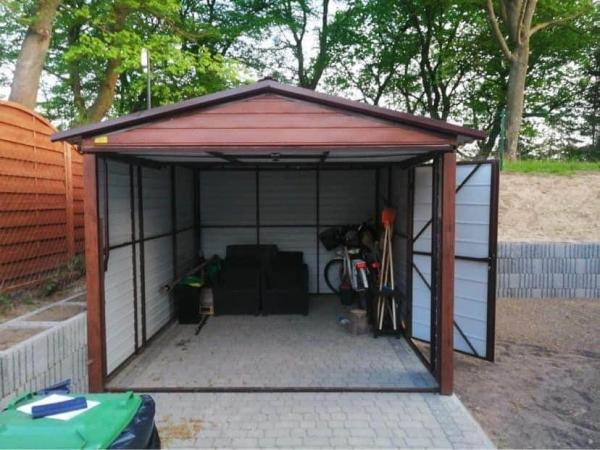 Plechová montovaná garáž 3 x 4 m so sedlovou strechou | RAL hnedá + drevodekor ORECH 2