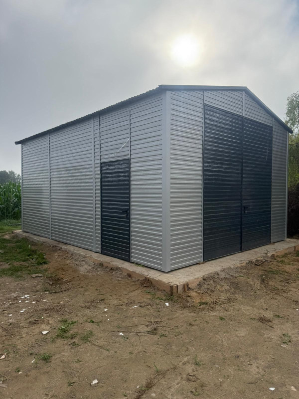 Plechová hala 5×6 m so sedlovou strechou – RAL7016 + RAL9006