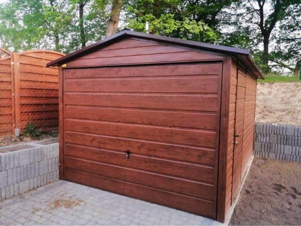 Plechová montovaná garáž 3 x 4 m so sedlovou strechou | RAL hnedá + drevodekor ORECH 1