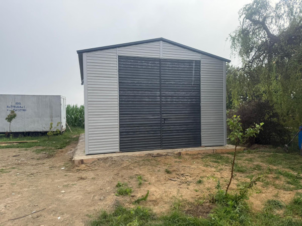 Plechová hala 5×6 m so sedlovou strechou – RAL7016 + RAL9006 3