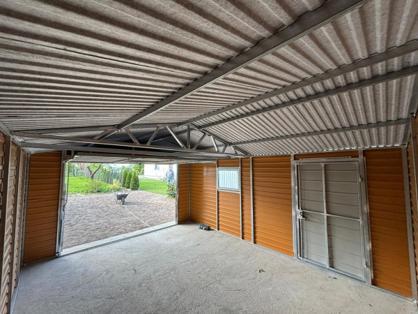 Plechová garáž 4×5,5 m – Zlatý dub / RAL 7016 3