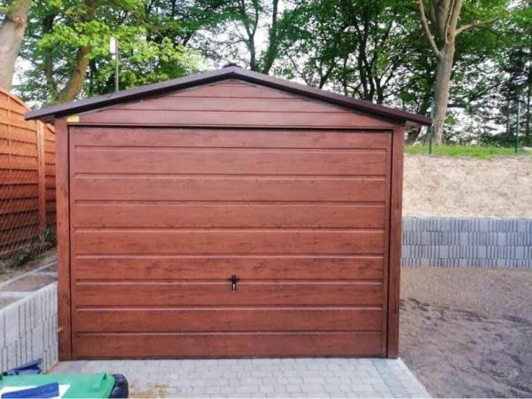 Plechová montovaná garáž 3 x 4 m so sedlovou strechou | RAL hnedá + drevodekor ORECH 3