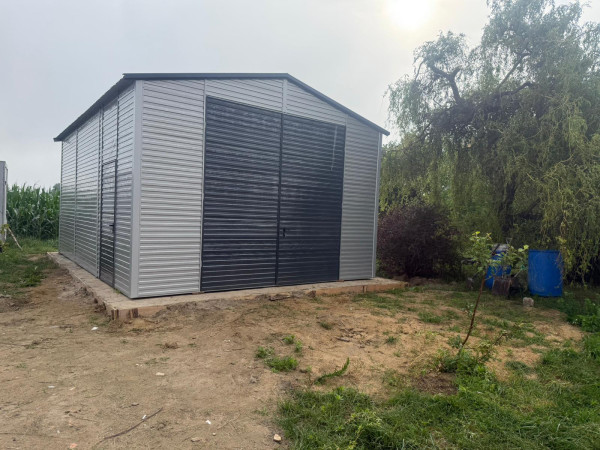 Plechová hala 5×6 m so sedlovou strechou – RAL7016 + RAL9006 2