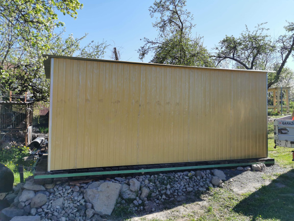 Plechová garáž 3x6 m piesková RAL1002 so sedlovou strechou 3