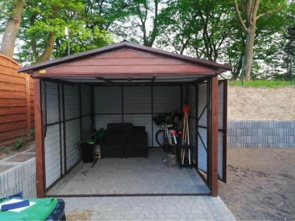 Plechová montovaná garáž 3 x 4 m so sedlovou strechou | RAL hnedá + drevodekor ORECH 5