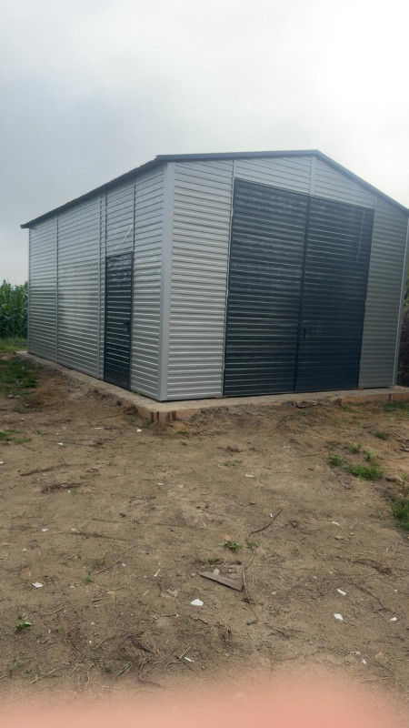 Plechová hala 5×6 m so sedlovou strechou – RAL7016 + RAL9006 4
