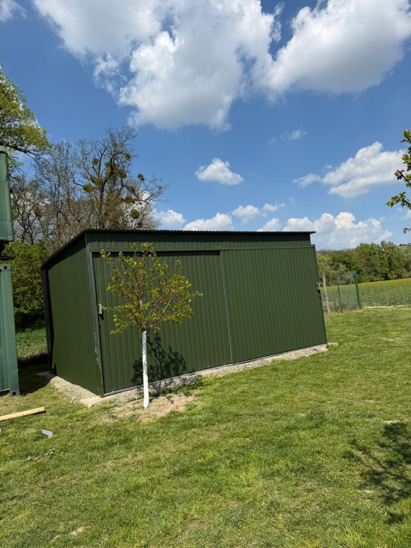 Plechová garáž 6x4 m – zelená matná, posuvná brána, výška 2,9 m 3