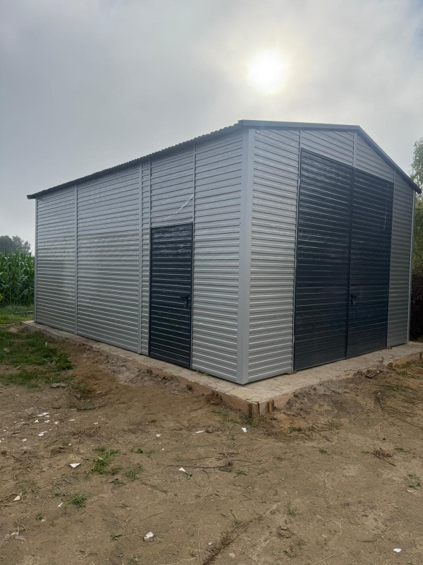 Plechová hala 5×6 m so sedlovou strechou – RAL7016 + RAL9006 1