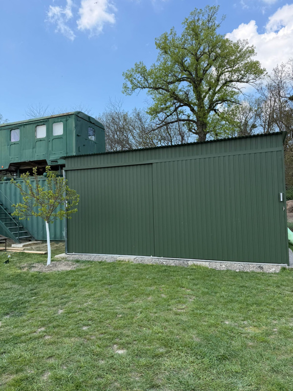 Plechová garáž 6x4 m – zelená matná, posuvná brána, výška 2,9 m