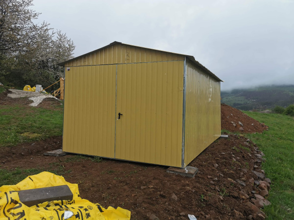 Plechová garáž 3x6 m piesková RAL1002 so sedlovou strechou