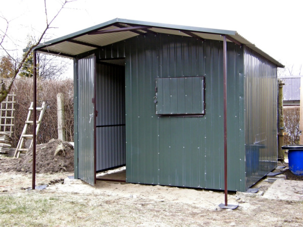 Záhradný domček v RAL farbe 2×2 m s predným prístreškom