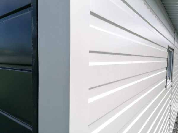 Plechová garáž ELEGANT 6×5 m so sedlovou strechou a moderným dizajnom 4