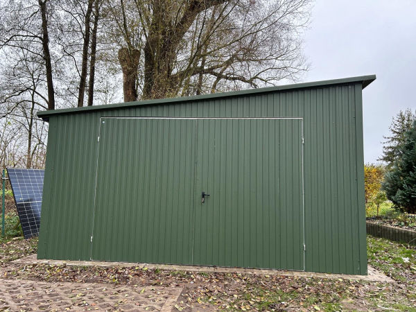 Plechová garáž 5×6 m 1LINE | RAL 6020 matná | spád na ľavý bok | dvojkrídlová brána 3 m 2