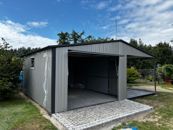 Plechová garáž 3,5×5 m so sedlovou strechou + 3,5x5m prístrešok 3