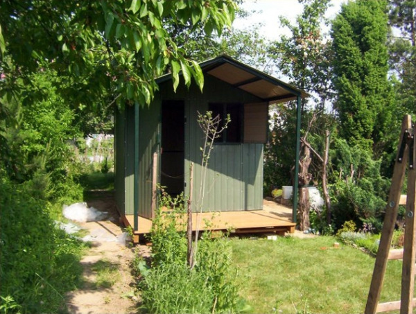 Záhradný domček v RAL farbe 2×2 m s predným prístreškom 2