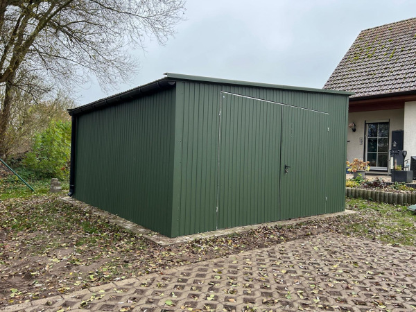 Plechová garáž 5×6 m 1LINE | RAL 6020 matná | spád na ľavý bok | dvojkrídlová brána 3 m