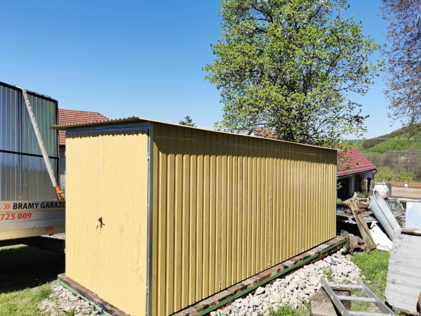 Plechová garáž 2x5 m piesková RAL1002 so spádom strechy dozadu
