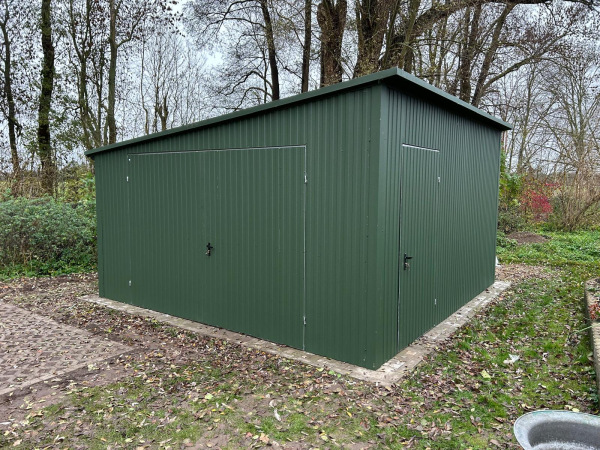 Plechová garáž 5×6 m 1LINE | RAL 6020 matná | spád na ľavý bok | dvojkrídlová brána 3 m 1