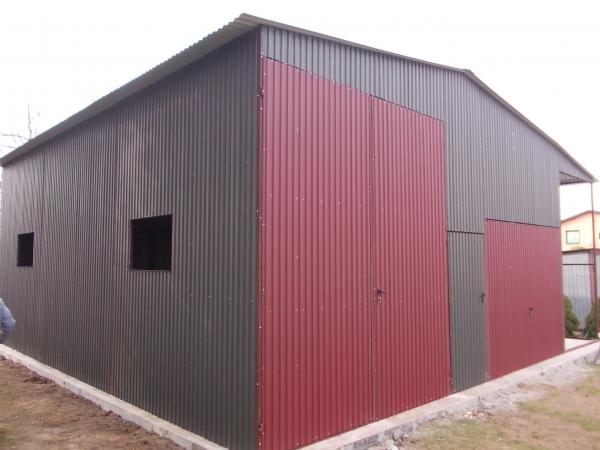 Montovaná plechová hala 9×10 m s prístreškom a bránami – RAL farba 1
