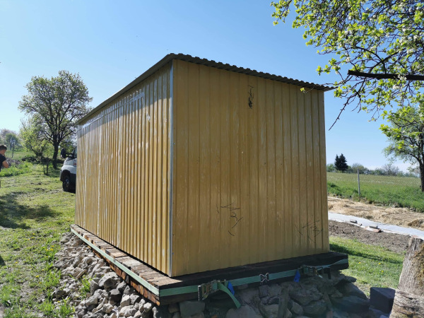 Plechová garáž 2x5 m piesková RAL1002 so spádom strechy dozadu 1