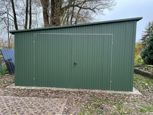 Plechová garáž 5×6 m 1LINE | RAL 6020 matná | spád na ľavý bok | dvojkrídlová brána 3 m 3