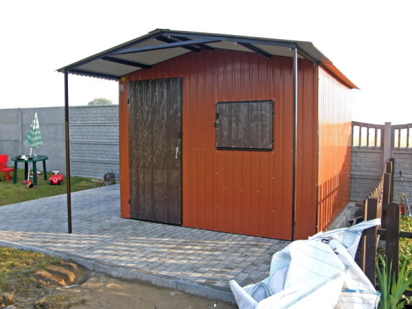 Záhradný domček v RAL farbe 2×2 m s predným prístreškom 9