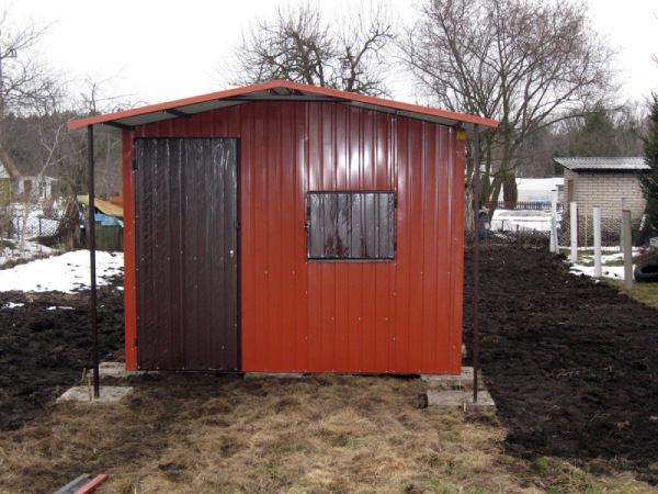 Záhradný domček v RAL farbe 2×2 m s predným prístreškom 7