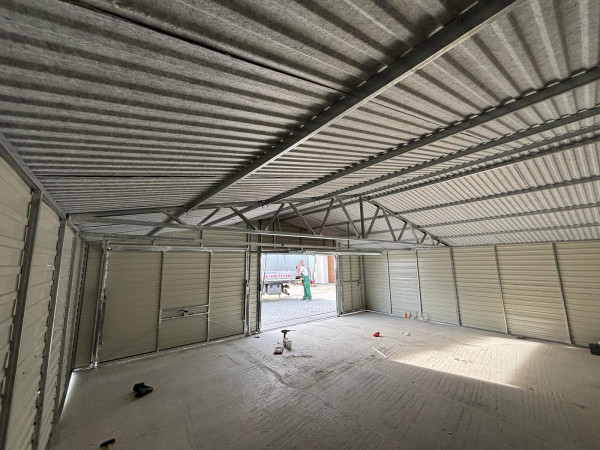 Plechová garáž 7,5×6 m – Sedlová strecha, tmavý orech / RAL 7016 2