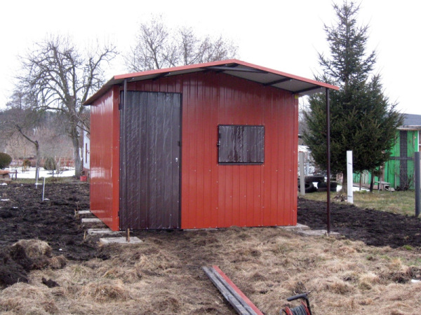 Záhradný domček v RAL farbe 2×2 m s predným prístreškom 4