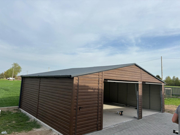 Plechová garáž 7,5×6 m – Sedlová strecha, tmavý orech / RAL 7016