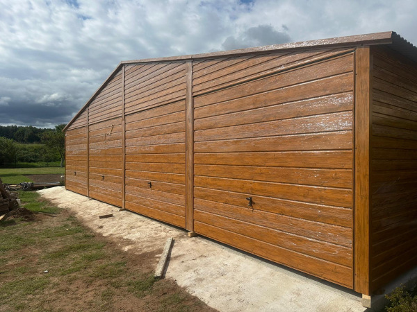 Plechová garáž 12×5 m | Sedlová strecha RAL 8017 | Zlatý dub | 4× výklopná brána 9