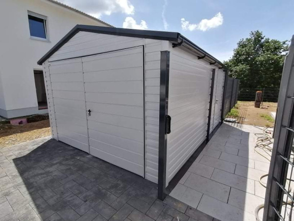 Plechová moderná garáž 4x6m so sedlovou strechou – RAL9002