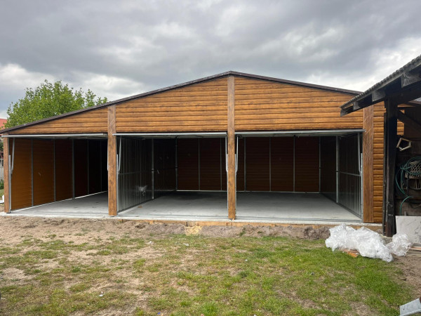 Plechová garáž 12×6 m s tromi bránami, oddelenými sekciami a elegantným drevodekorom 4