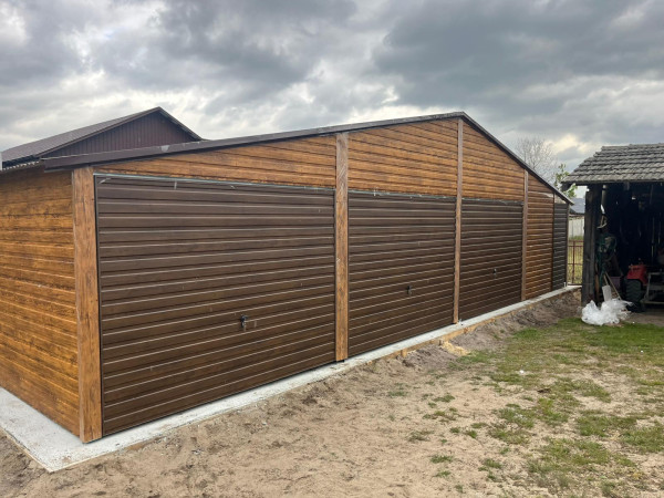 Plechová garáž 12×6 m s tromi bránami, oddelenými sekciami a elegantným drevodekorom