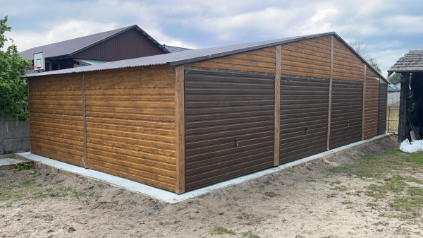 Plechová garáž 12×6 m s tromi bránami, oddelenými sekciami a elegantným drevodekorom 5