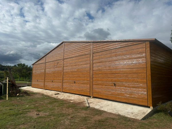 Plechová garáž 12×5 m | Sedlová strecha RAL 8017 | Zlatý dub | 4× výklopná brána 8