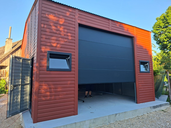 Montovaná plechová hala 6 × 8,3 m so sekčnou bránou 7