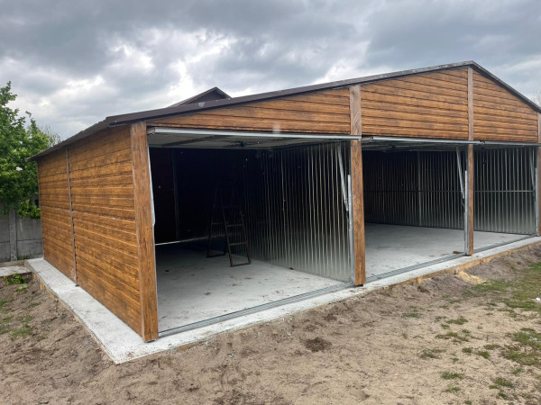 Plechová garáž 12×6 m s tromi bránami, oddelenými sekciami a elegantným drevodekorom 2