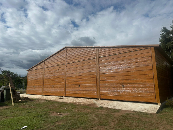 Plechová garáž 12×5 m | Sedlová strecha RAL 8017 | Zlatý dub | 4× výklopná brána 5