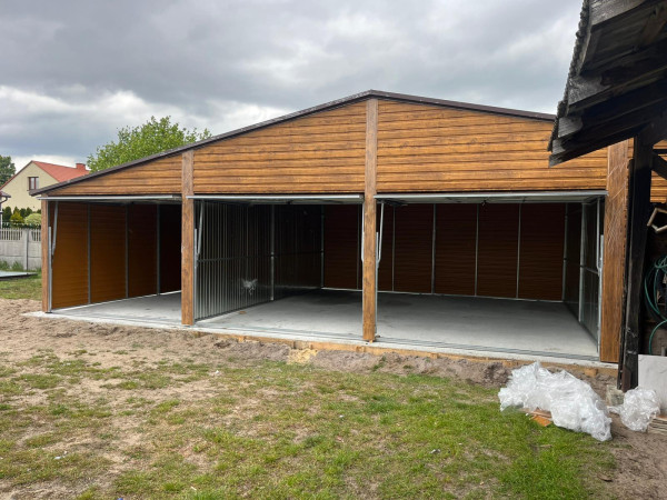 Plechová garáž 12×6 m s tromi bránami, oddelenými sekciami a elegantným drevodekorom 3