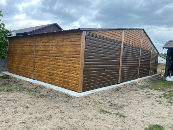Plechová garáž 12×6 m s tromi bránami, oddelenými sekciami a elegantným drevodekorom 1