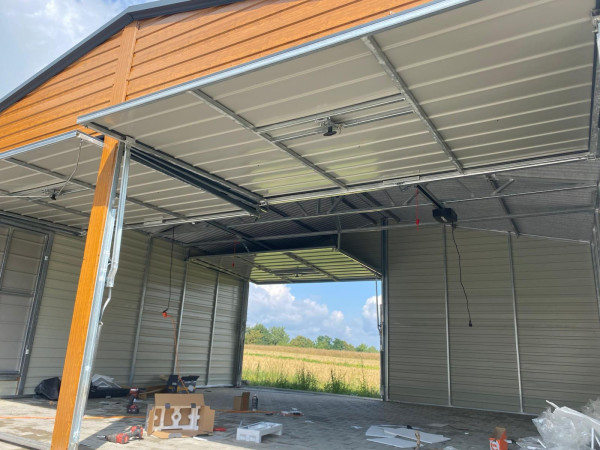 Plechová montovaná garáž 6×6 m – Zlatý dub & antracit 9
