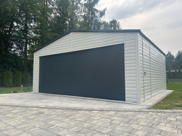 Plechová garáž 6 × 5,8 m so segmentovov bránou | SPG_0001