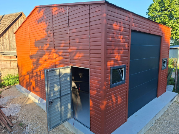 Montovaná plechová hala 6 × 8,3 m so sekčnou bránou