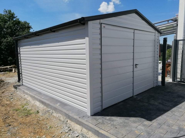 Plechová moderná garáž 4x6m so sedlovou strechou – RAL9002 1